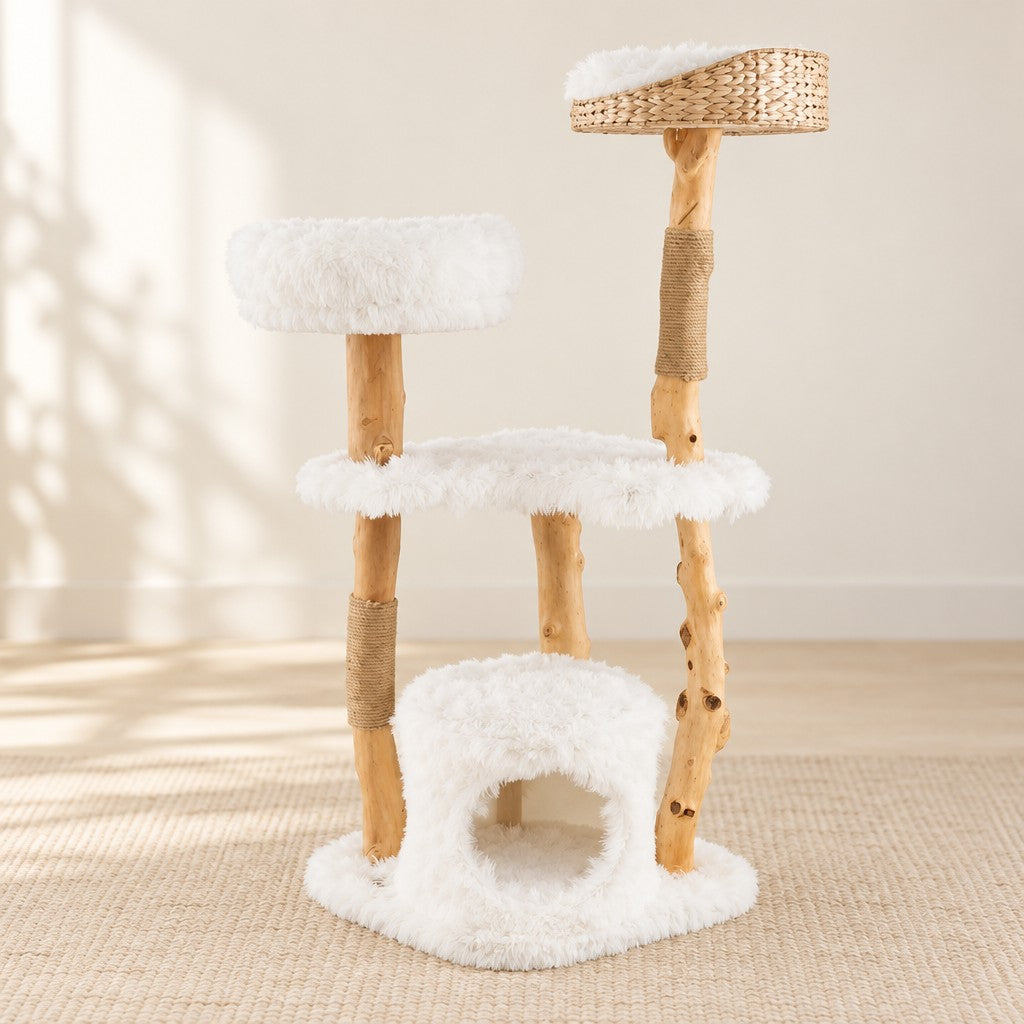 L'arbre à chat vu de face : branches de poirier, peluche blanche et panier tressé