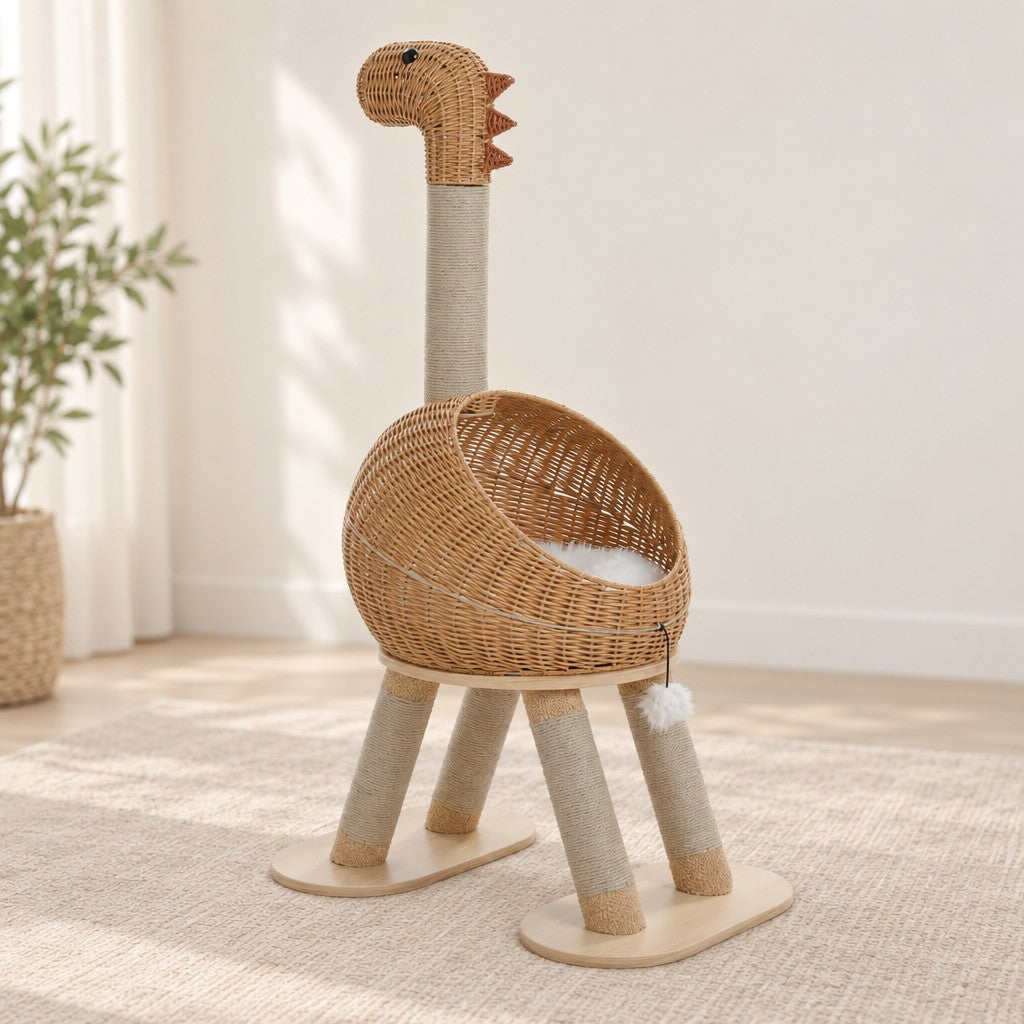 L'arbre à chat seul vu de trois quarts, la tête en rotin, le nid, les quatre pattes gainées de sisal et les deux socles en bois.