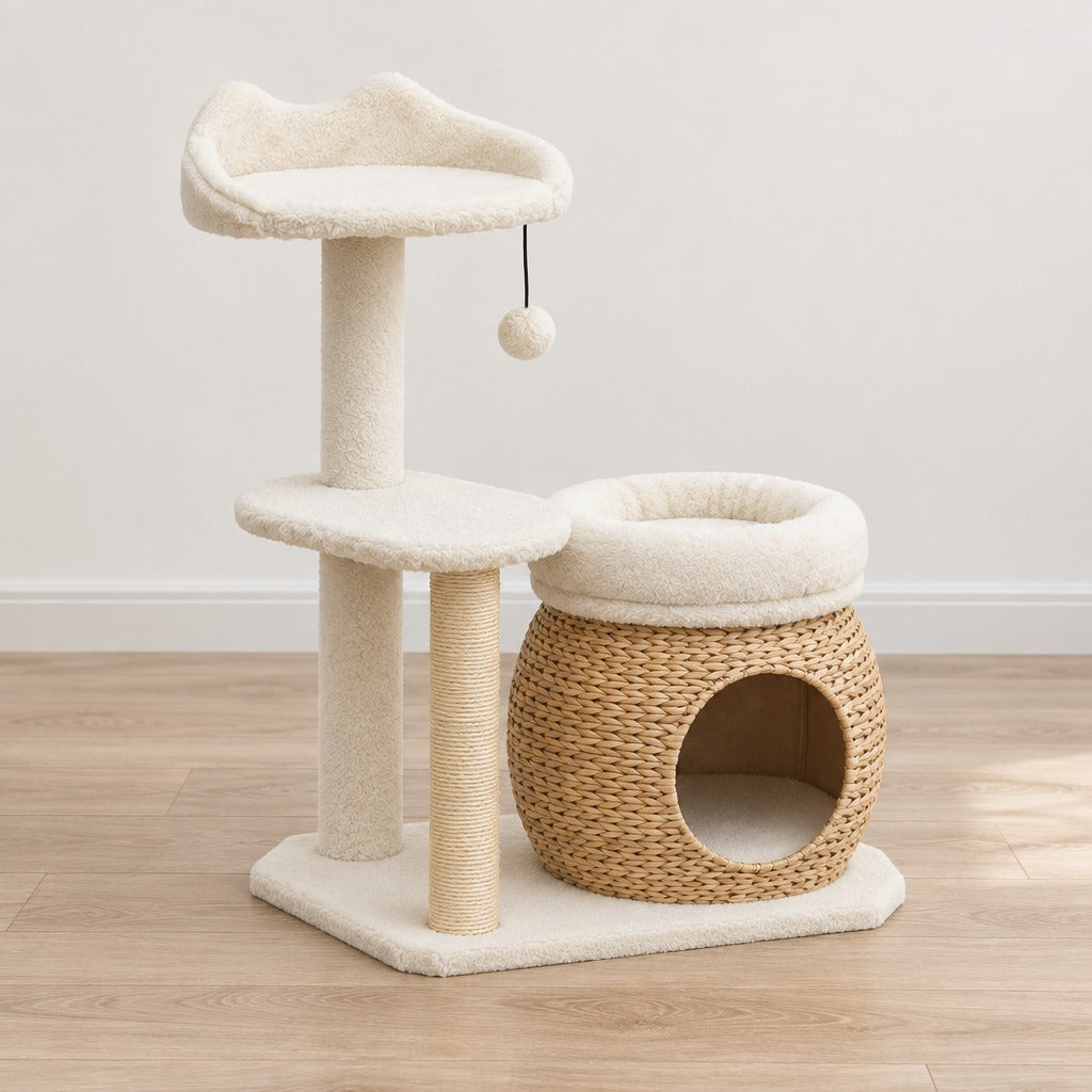 L'arbre à chat crème et jonc naturel vu en entier de trois quarts, sa maison tressée, ses deux poteaux et sa coque haute