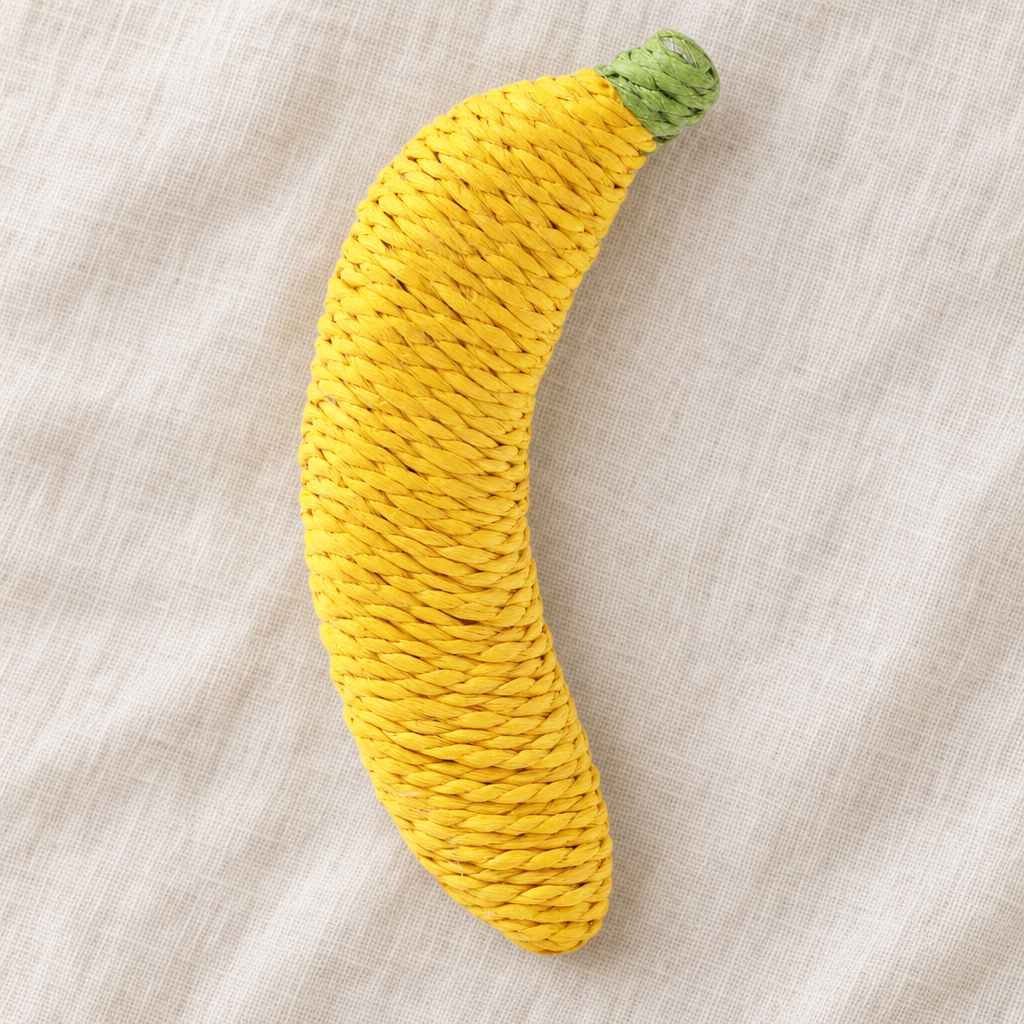 Banane en Sisal Marcel jaune posée à plat sur une surface neutre claire