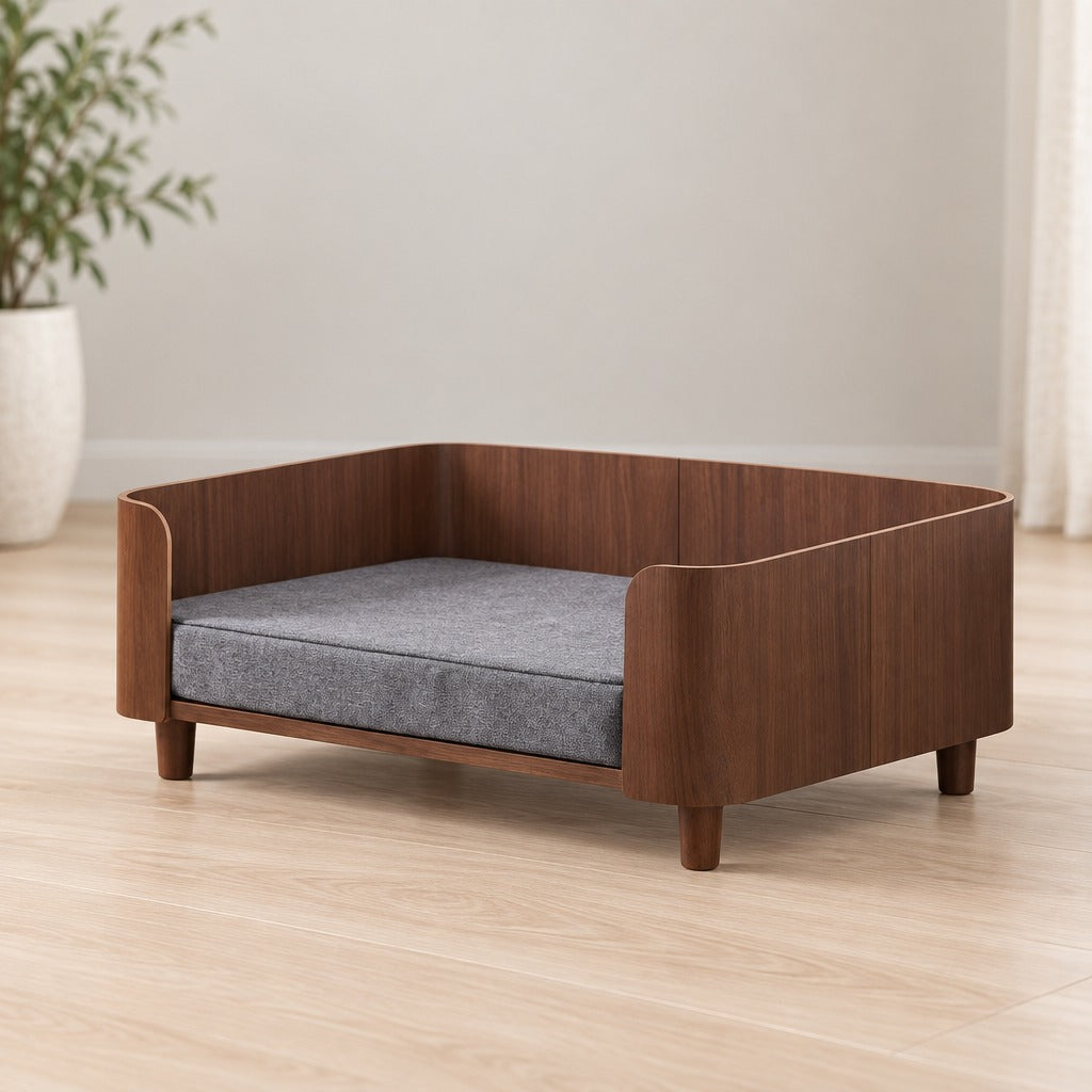 La banquette en bois noyer seule, vue de trois quarts, caisson ouvert sur l'avant et coussin gris chiné posé sur le plateau.