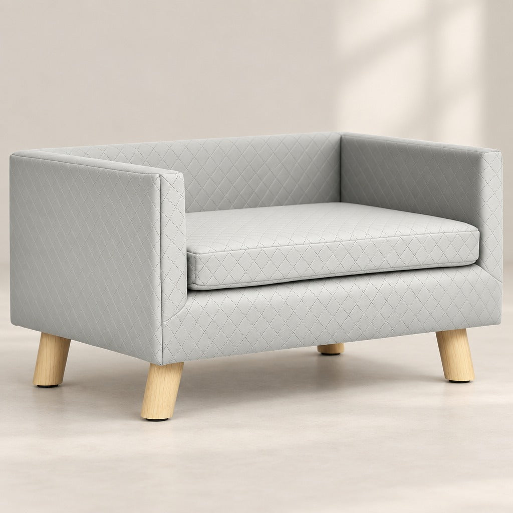 La banquette gris clair seule sur fond neutre, coussin amovible en place, rebord continu sur trois côtés et quatre pieds en bois clair.