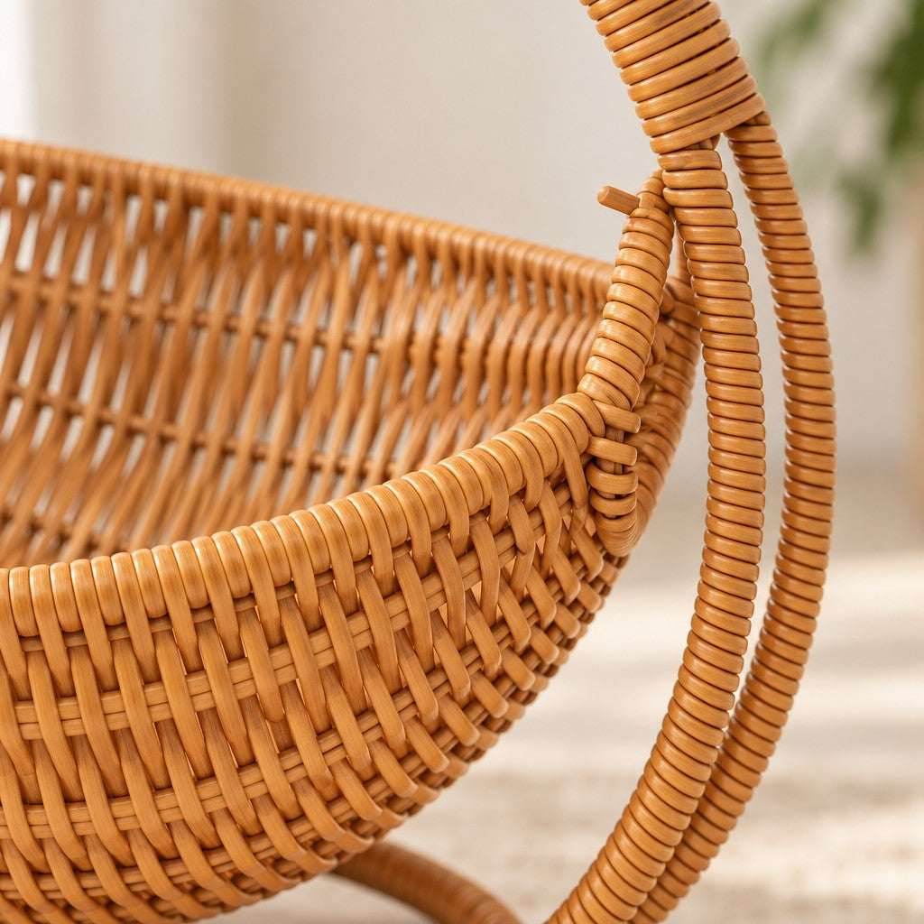 Gros plan sur le tressage serré du panier et le jonc enroulé du cerceau