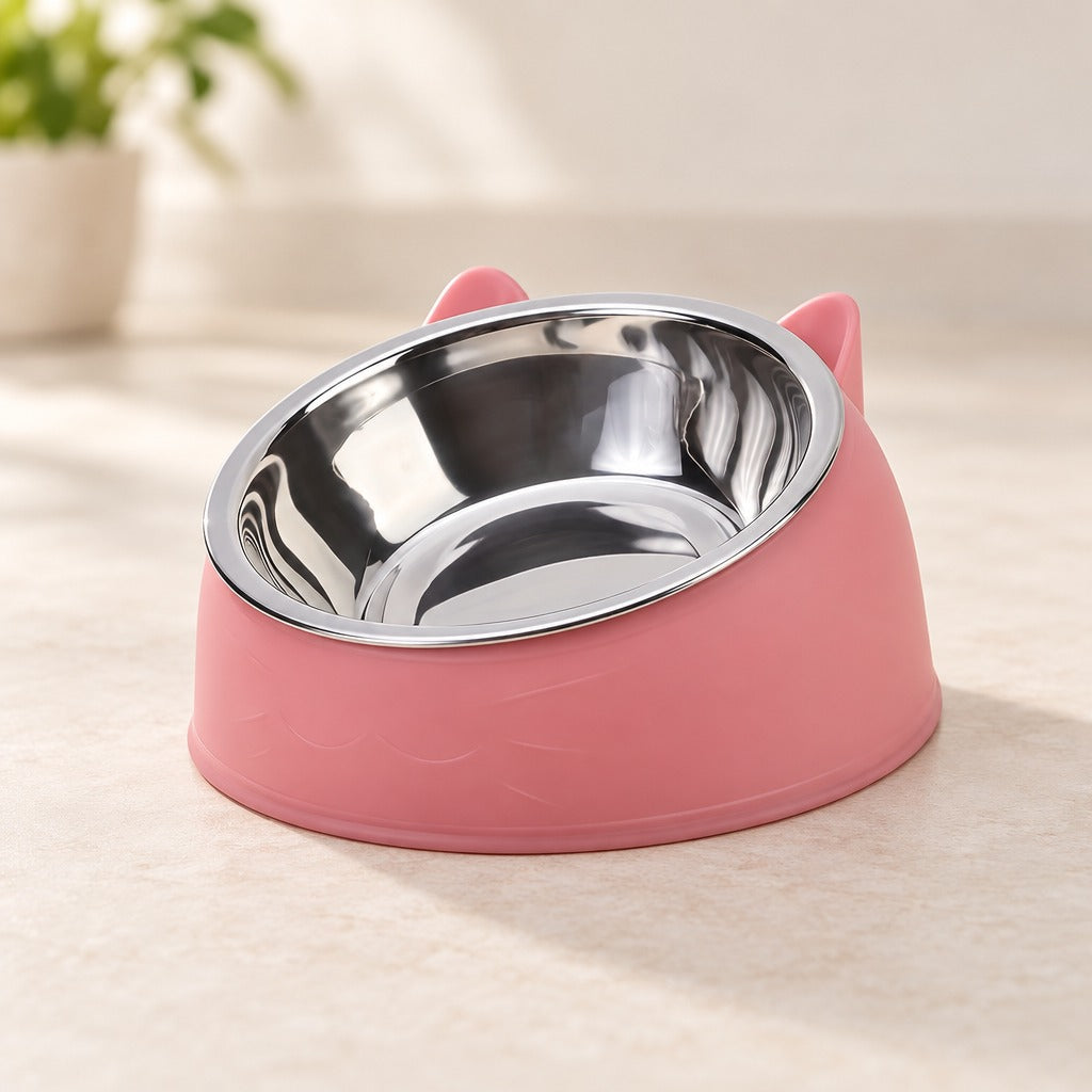 Bol à oreilles pour chat, coloris rose poudré, seul et vu de trois quarts sur un sol clair.