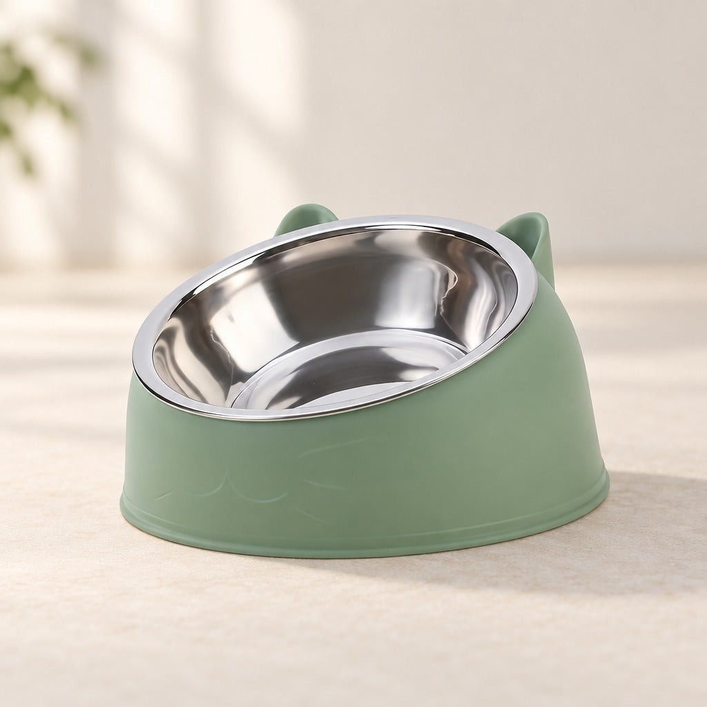 Bol à oreilles pour chat, coloris vert sauge, seul et vu presque de profil sur un sol clair.