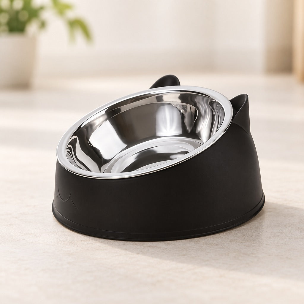 Bol à oreilles pour chat, coloris noir mat, seul et vu de trois quarts sur un sol clair.