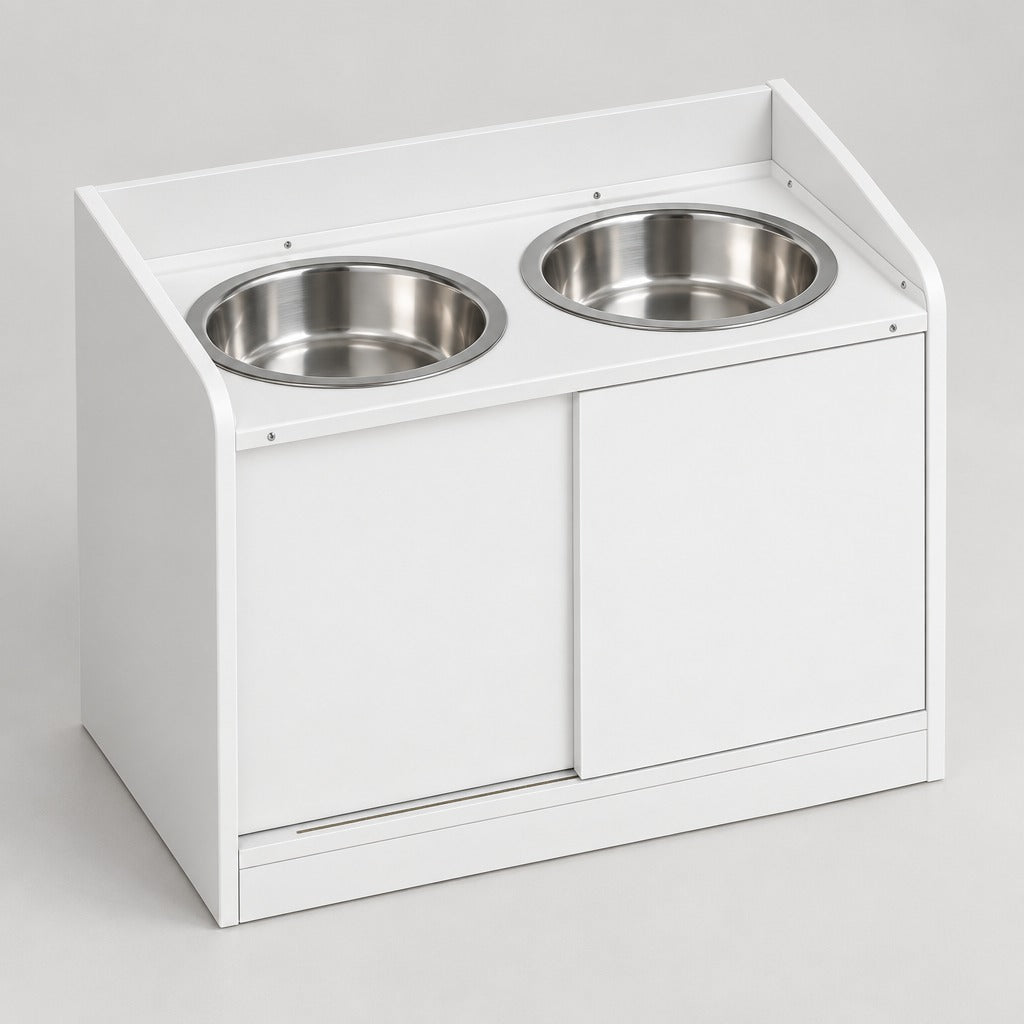 Le buffet de repas blanc mat seul sur fond neutre, vu de trois quarts, ses deux gamelles inox encastrées et sa façade à deux panneaux coulissants.