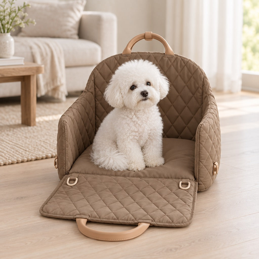 Un bichon frisé blanc assis dans la cabine taupe camel ouverte, la paroi avant rabattue à plat devant lui sur le parquet d'un salon.