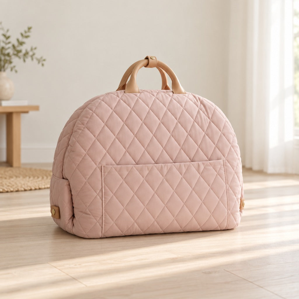 La cabine rose poudre seule et fermée sur un parquet clair, vue de trois quarts du côté de la poche plaquée.