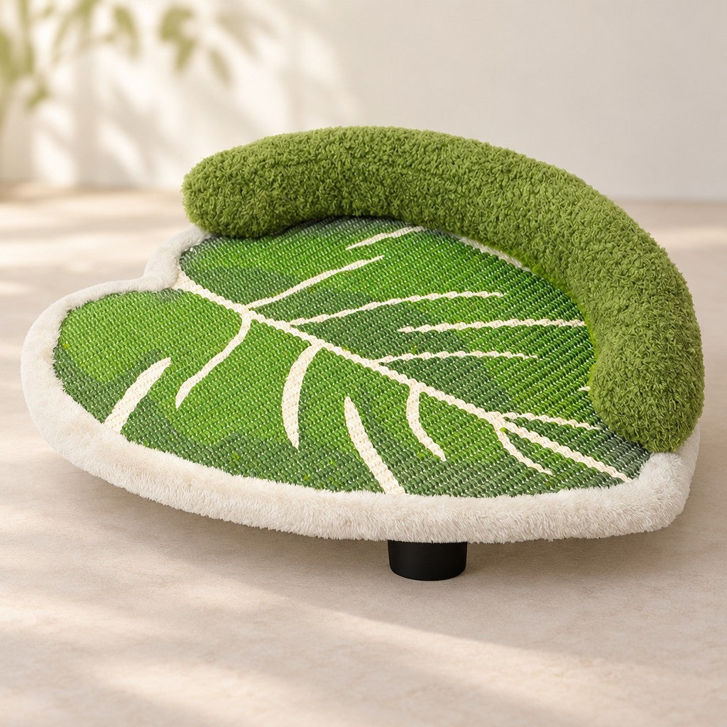 Le couchage seul sur fond clair : plateau tissé vert en forme de feuille, nervures en cordon crème, liseré en peluche écrue et traversin vert bouclé.