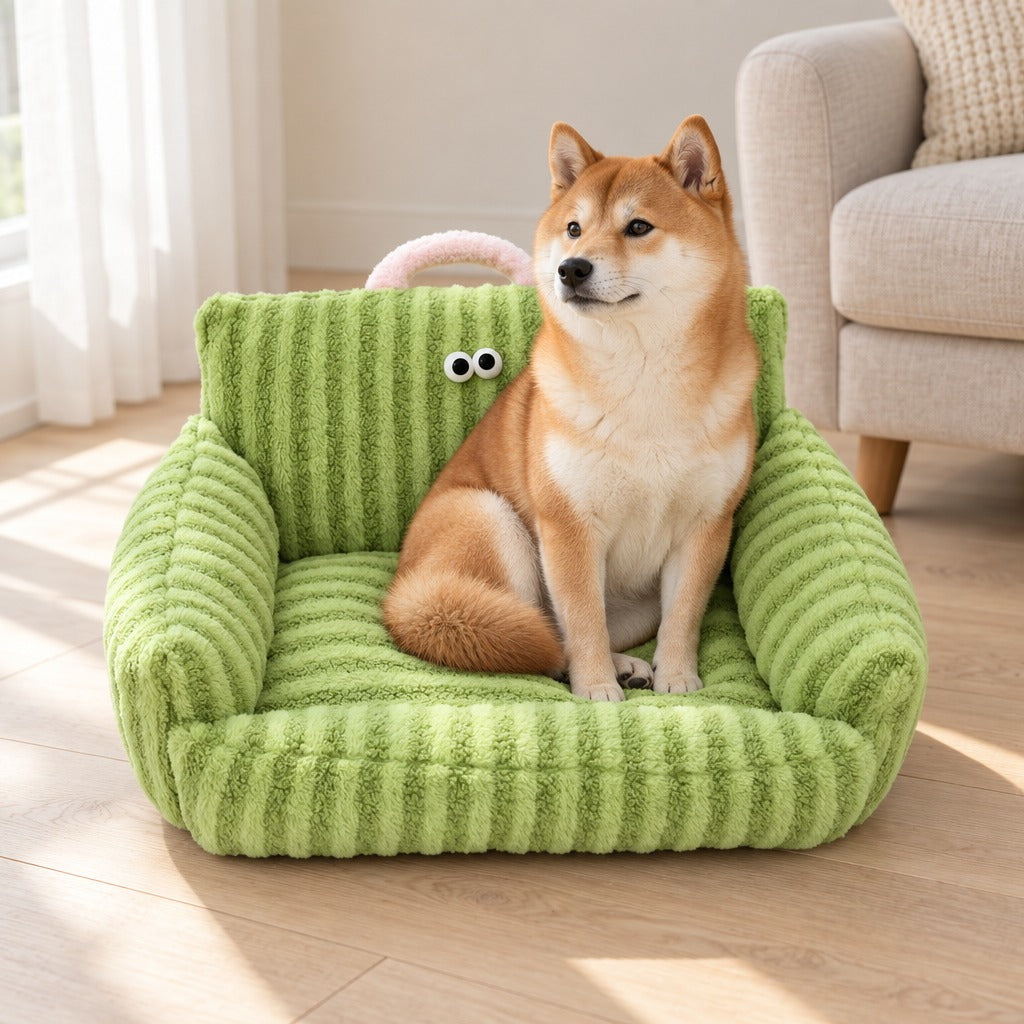 Shiba Inu roux assis bien droit dans le couchage canape en peluche rayee vert pomme, pose sur le parquet d'un salon clair.