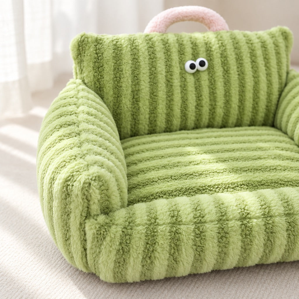 Gros plan sur la peluche a larges cotes rayee vert pomme de l'accoudoir et du bourrelet avant du couchage, sans animal.