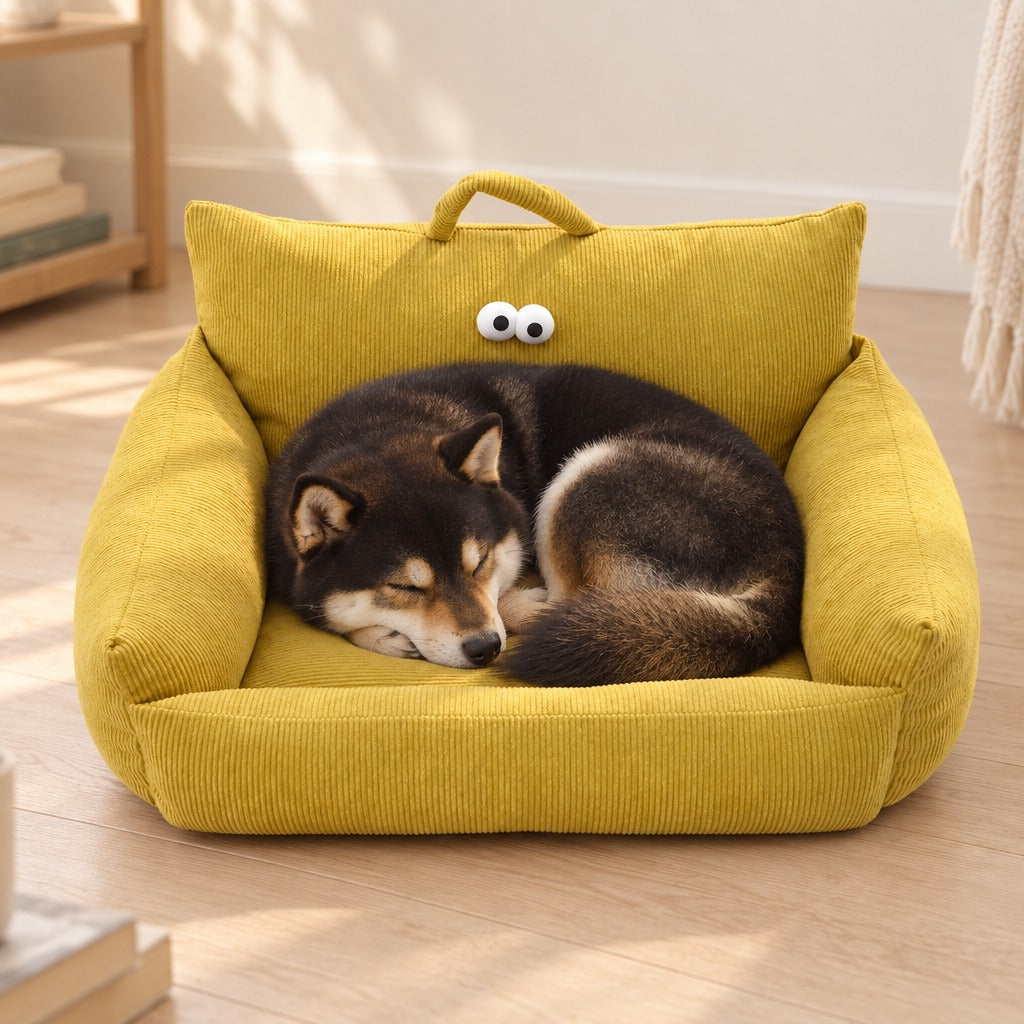 Shiba Inu noir et feu endormi en boule dans le couchage canape en velours cotele ocre, dans un coin lecture.