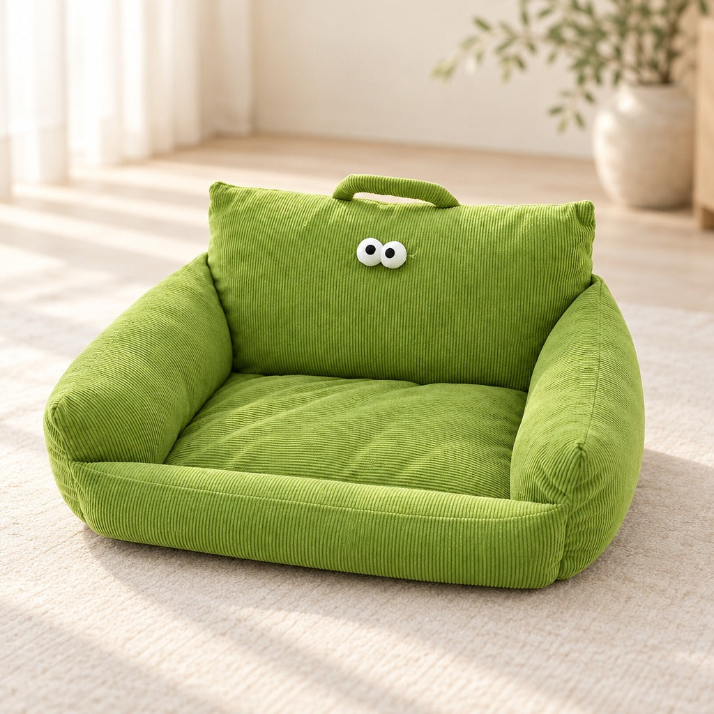 Le couchage canape en velours cotele vert olive seul, de trois quarts, sur un sol neutre et clair.