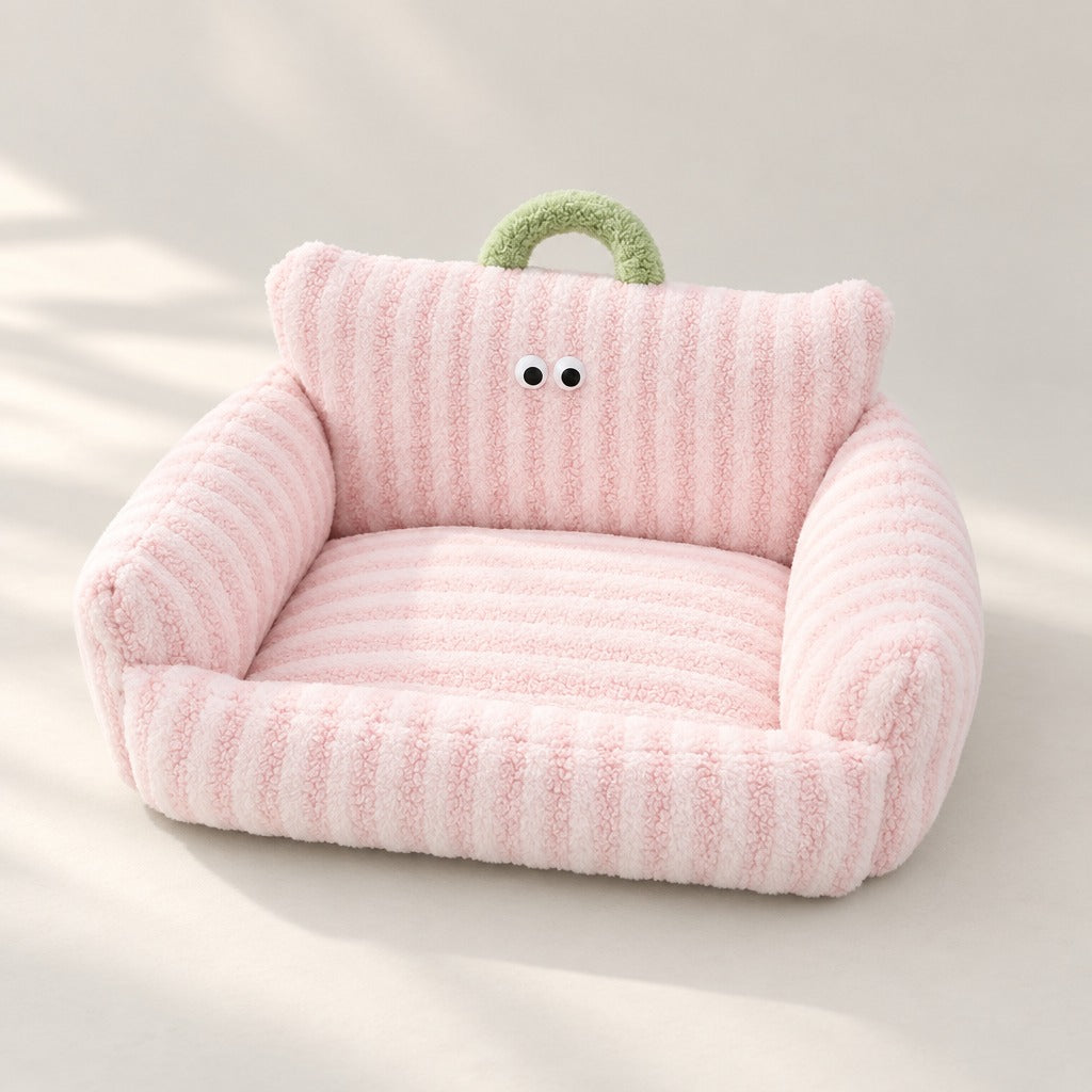 Le couchage canape en peluche rayee rose dragee seul, de trois quarts, avec sa poignee vert tendre.