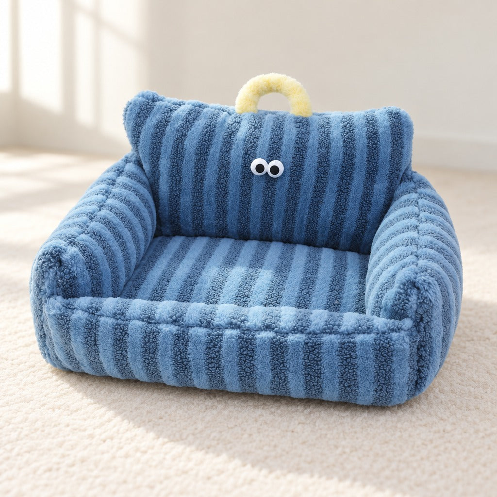 Le couchage canape en peluche rayee bleu jean seul, vu de face en contre plongee douce, poignee jaune pale.