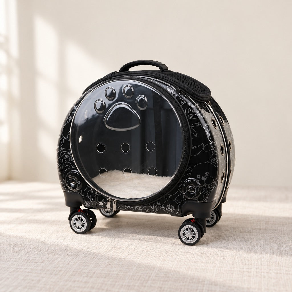 Capsule à roulettes noire pour chat vue de trois quarts, motif imprimé sur la coque, les deux ouvertures fermées.