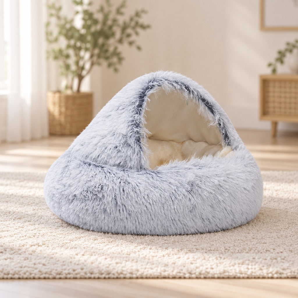 Couchage cocon pour chat en fausse fourrure gris chiné à doublure ivoire ras, capot relevé en grotte, vu de trois quarts.