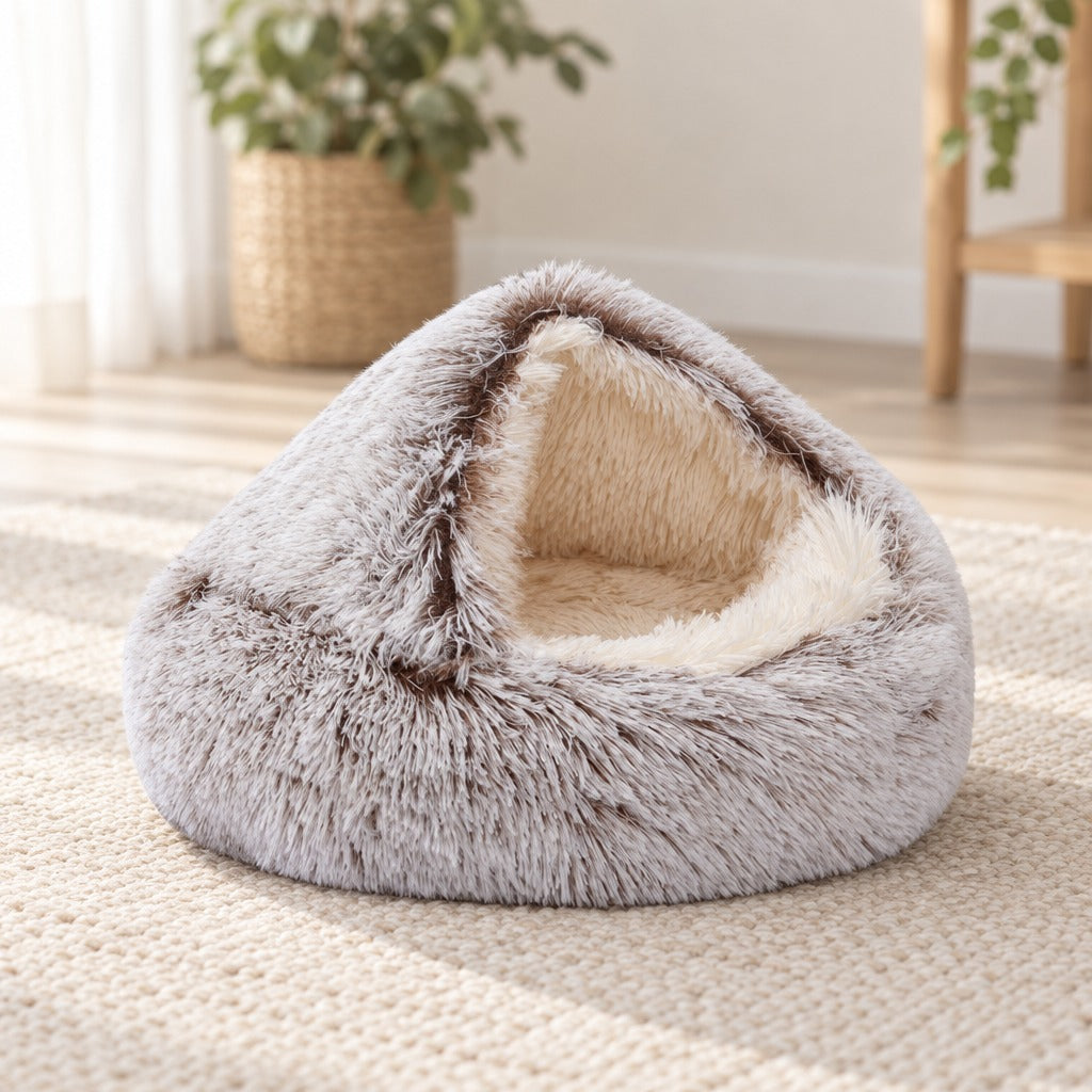 Couchage cocon pour chat en fausse fourrure brun chiné à doublure camel poil long, capot relevé en grotte.