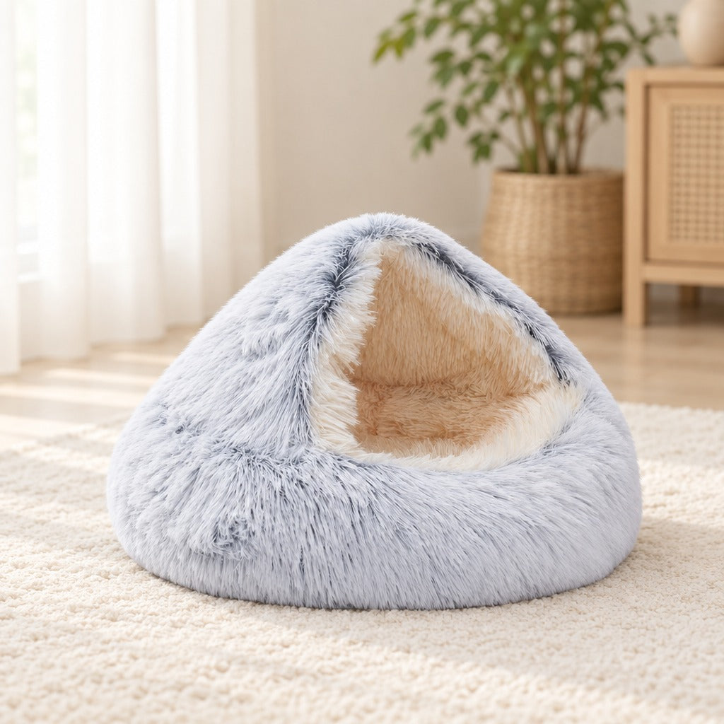 Couchage cocon pour chat en fausse fourrure gris chiné à doublure camel poil long, capot relevé en grotte.