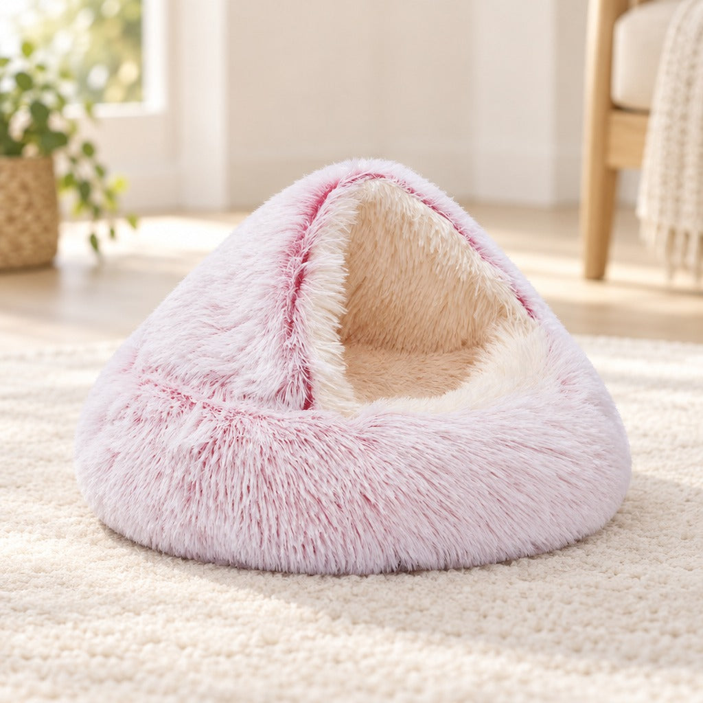 Couchage cocon pour chat en fausse fourrure rose poudré à doublure abricot poil long, capot relevé en grotte.