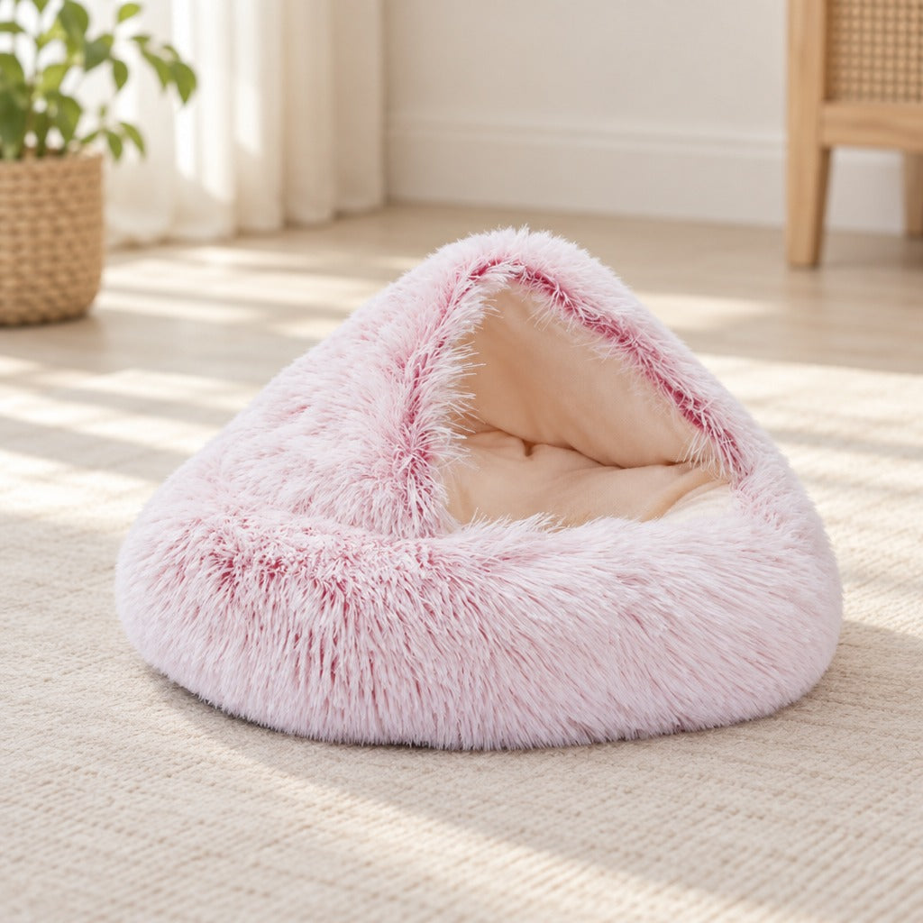Couchage cocon pour chat en fausse fourrure rose poudré à doublure pêche ras, capot relevé en grotte.