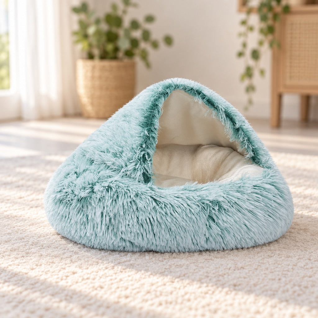 Couchage cocon pour chat en fausse fourrure vert d'eau à doublure blanc cassé ras, capot relevé en grotte.