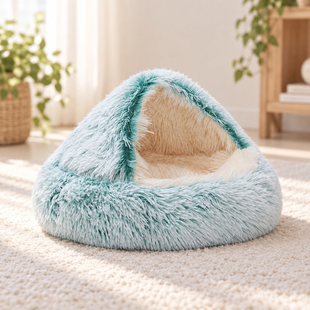 Couchage cocon pour chat en fausse fourrure vert d'eau à doublure camel poil long, capot relevé en grotte.