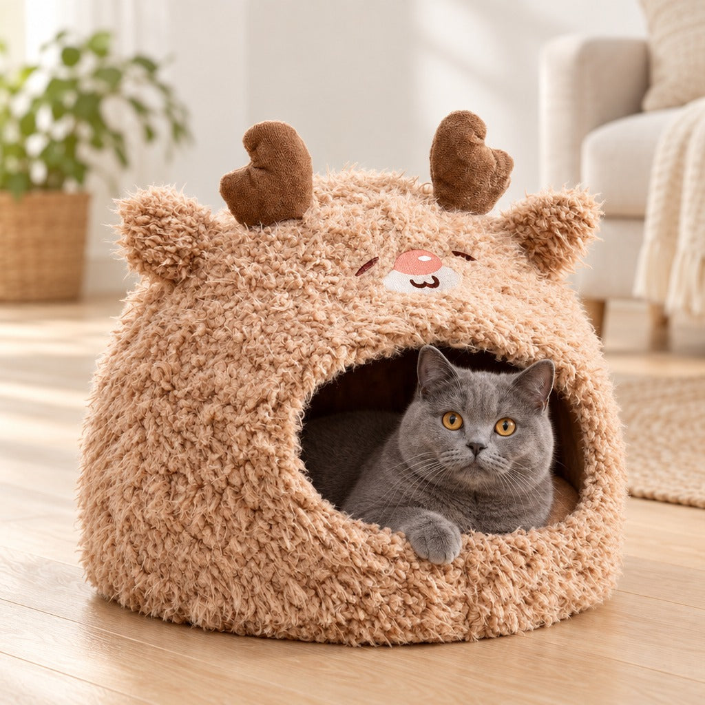 Un chat bleu couché dans le cocon beige renne, la tête sortie par l'arche, dans un salon clair.