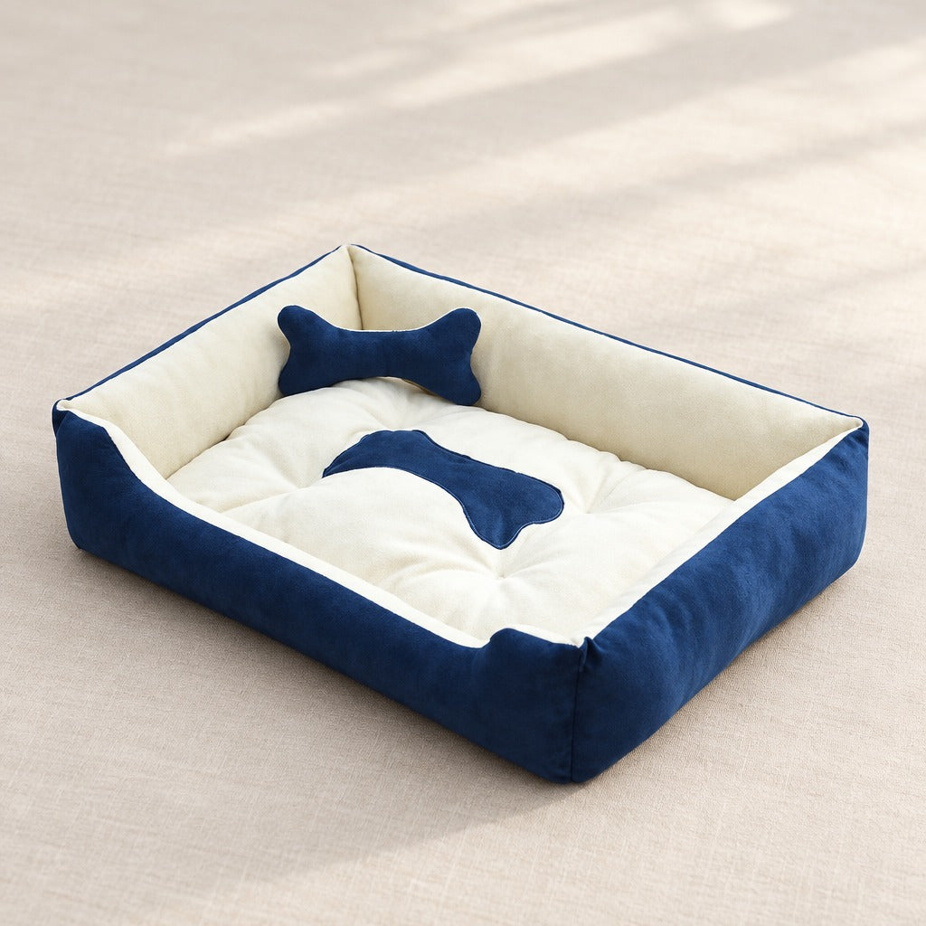 La corbeille bleu nuit et écru seule sur fond clair, ses quatre bords relevés et son coussin en forme d'os bleu nuit.
