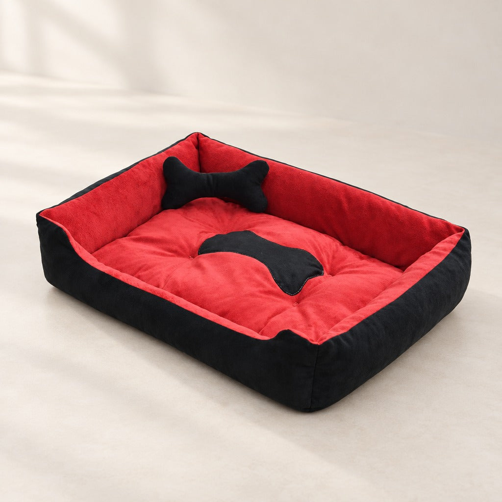 La corbeille noir et rouge seule sur fond clair, ses parois extérieures noires et son matelas rouge matelassé.