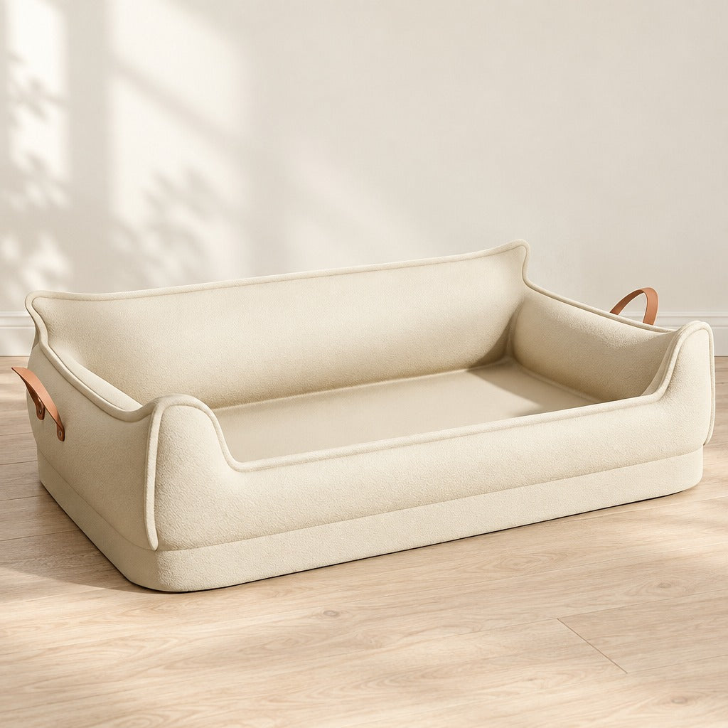 La corbeille beige craie seule, vide, vue de trois quarts sur un parquet clair devant un mur crème.