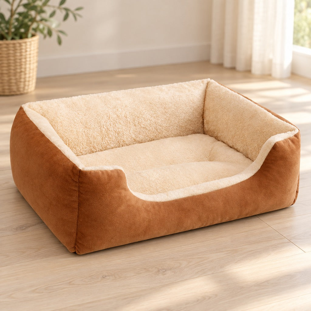 Corbeille moelleuse caramel posée seule sur un parquet clair, parois rembourrées montantes et entrée échancrée à l'avant.