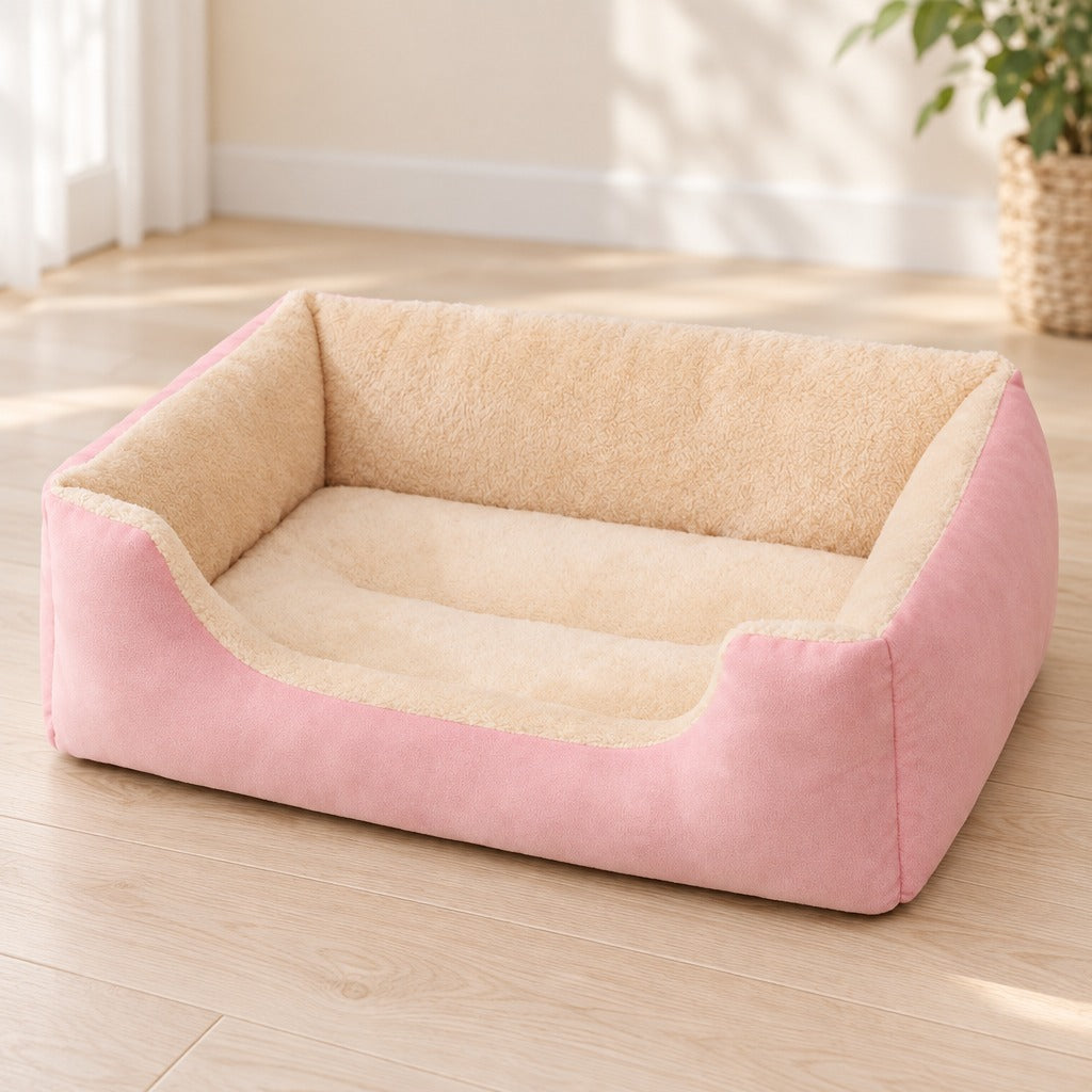 Corbeille moelleuse rose poudré posée seule sur un parquet clair, entrée échancrée entre ses deux blocs d'angle.