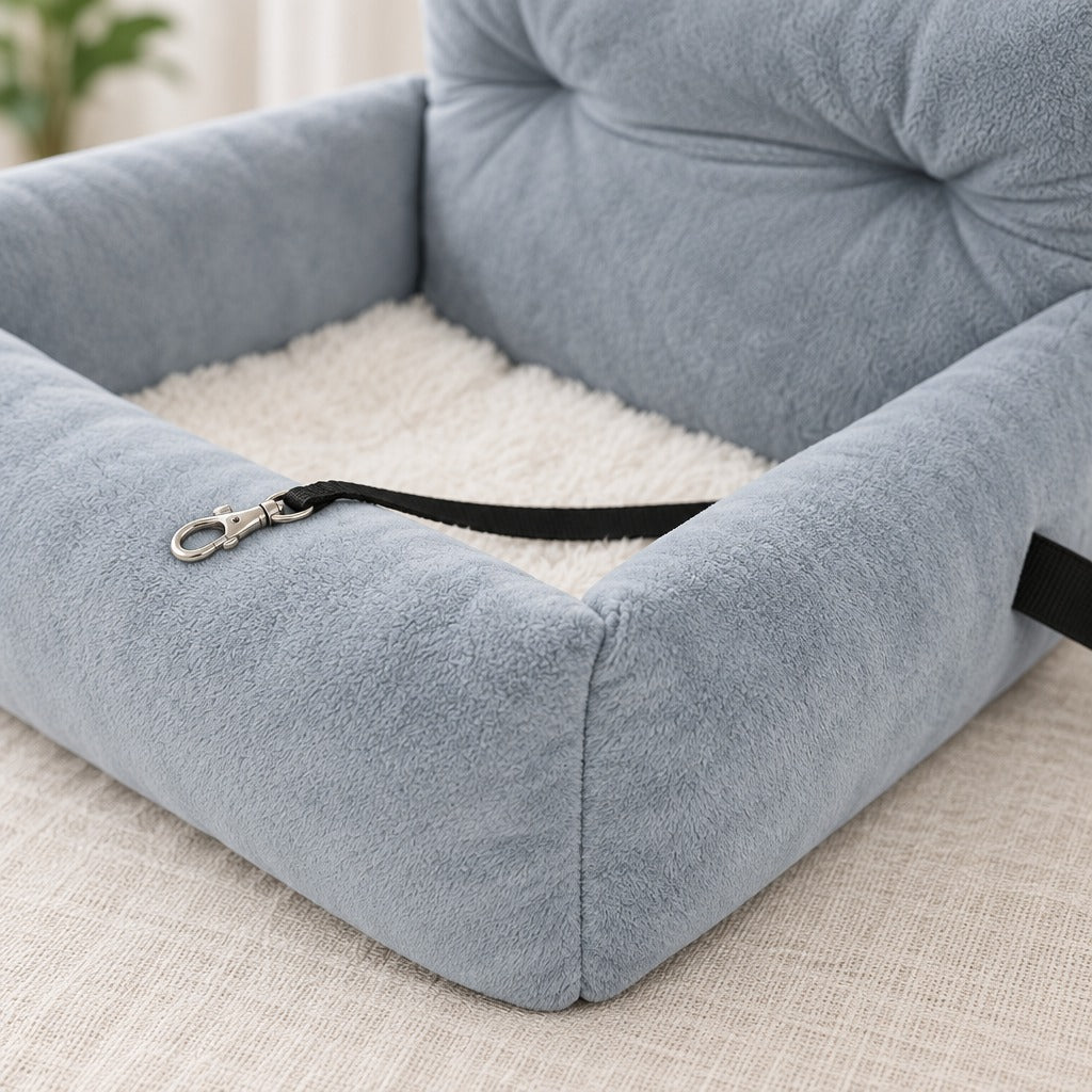 Gros plan sur le tissu ras gris perle et la fourrure crème du couchage auto pour chien.