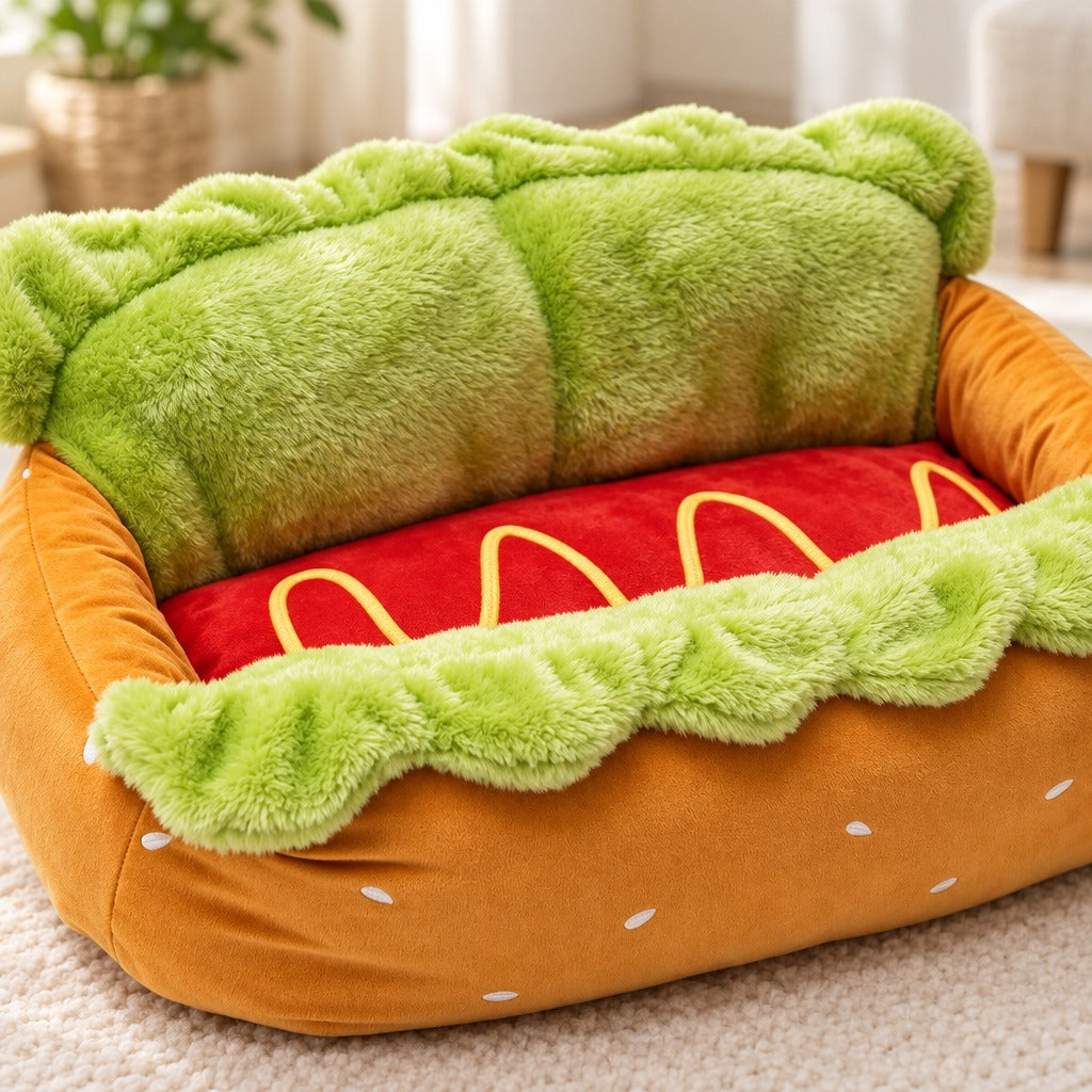 Gros plan sur la fourrure verte du dossier et du volant, le velours orange semé de graines et le matelas rouge de la banquette hot dog, coloris pain, salade et saucisse.