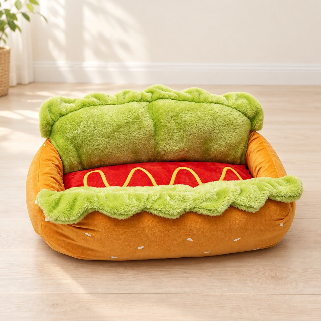 La banquette hot dog seule, coloris pain, salade et saucisse, dossier vert haut à l'arrière et volant vert bas à l'avant, sur un parquet clair.