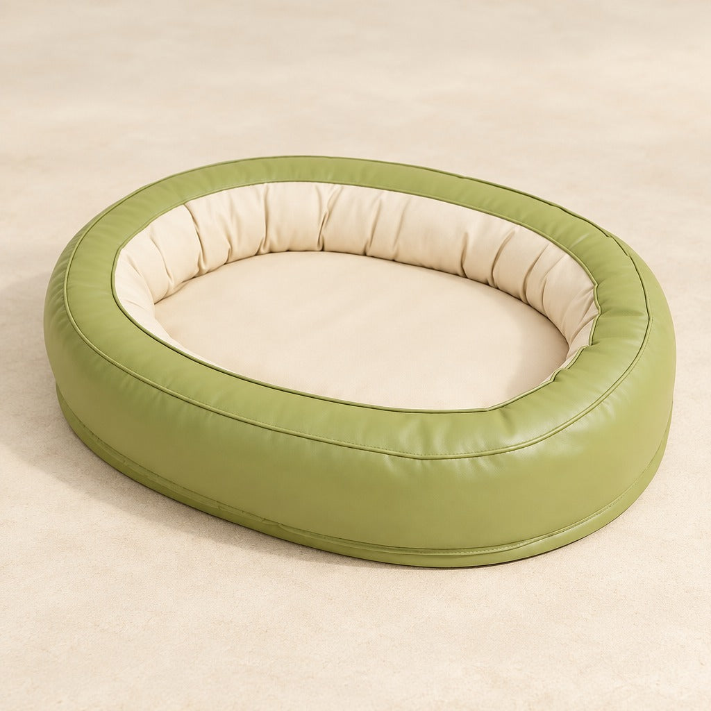 Le couchage ovale olive enduit seul, vu de trois quarts, son boudin de hauteur constante et son couchage plat crème.
