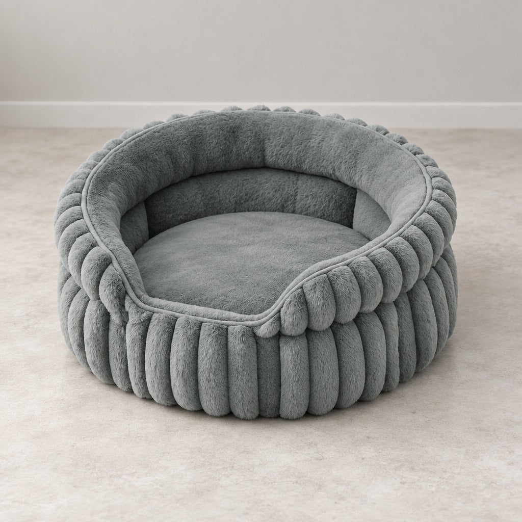 Panier rond pour chat, coloris gris eucalyptus, vu seul de trois quarts avec son coussin posé à plat au fond.