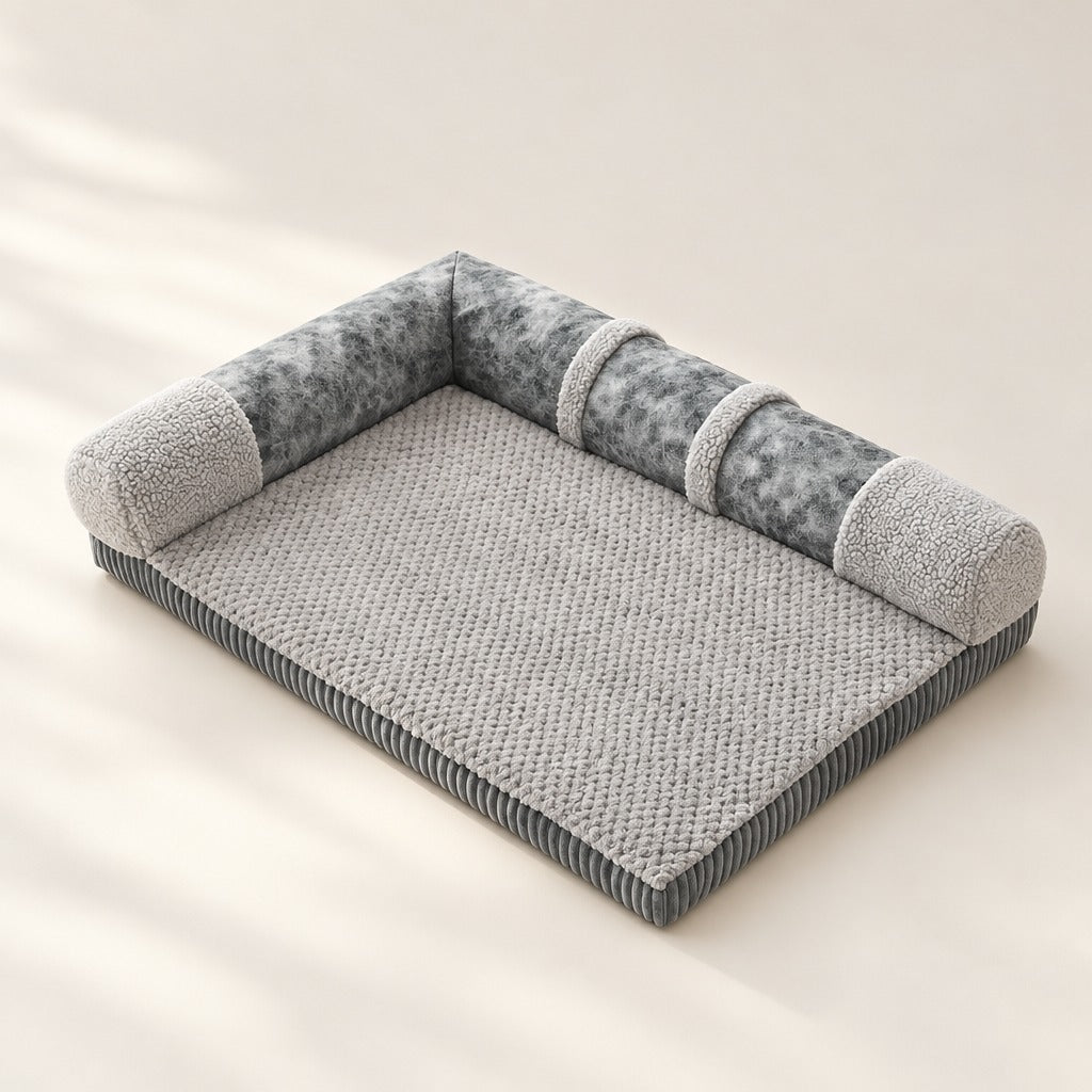 Le coussin en L nuage gris clair seul sur fond neutre, le boudin dessinant son angle droit.
