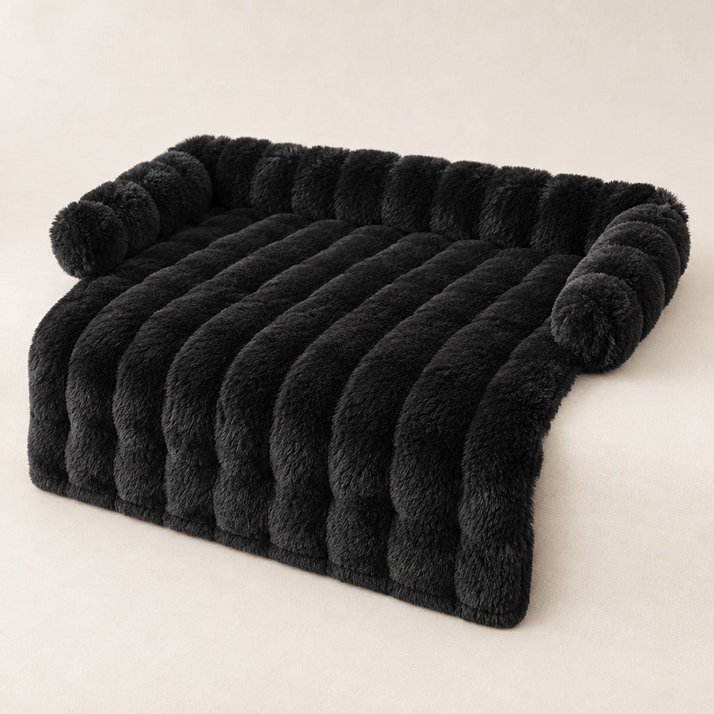 Le couvre canapé noir seul sur un fond de lin clair, boudin rembourré sur trois côtés.