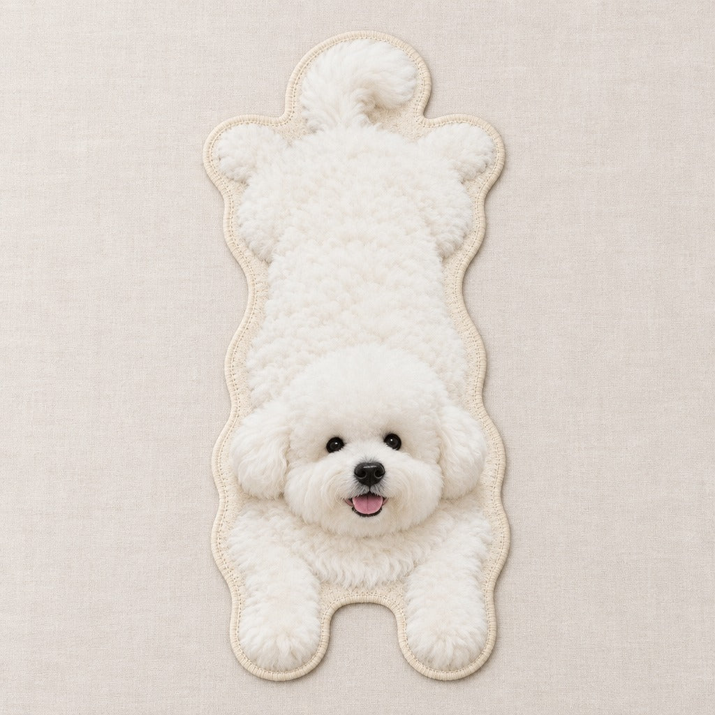 Tapis Bichon blanc vu de dessus en entier, silhouette de bichon découpée sur fond de lin clair.