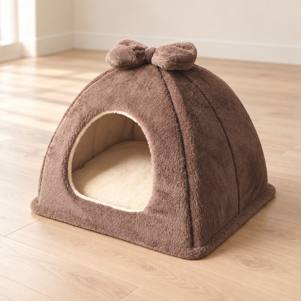 Le dôme en peluche brun cacao vu de trois quarts sur un parquet clair, nœud au sommet, arche unique et base carrée débordante.