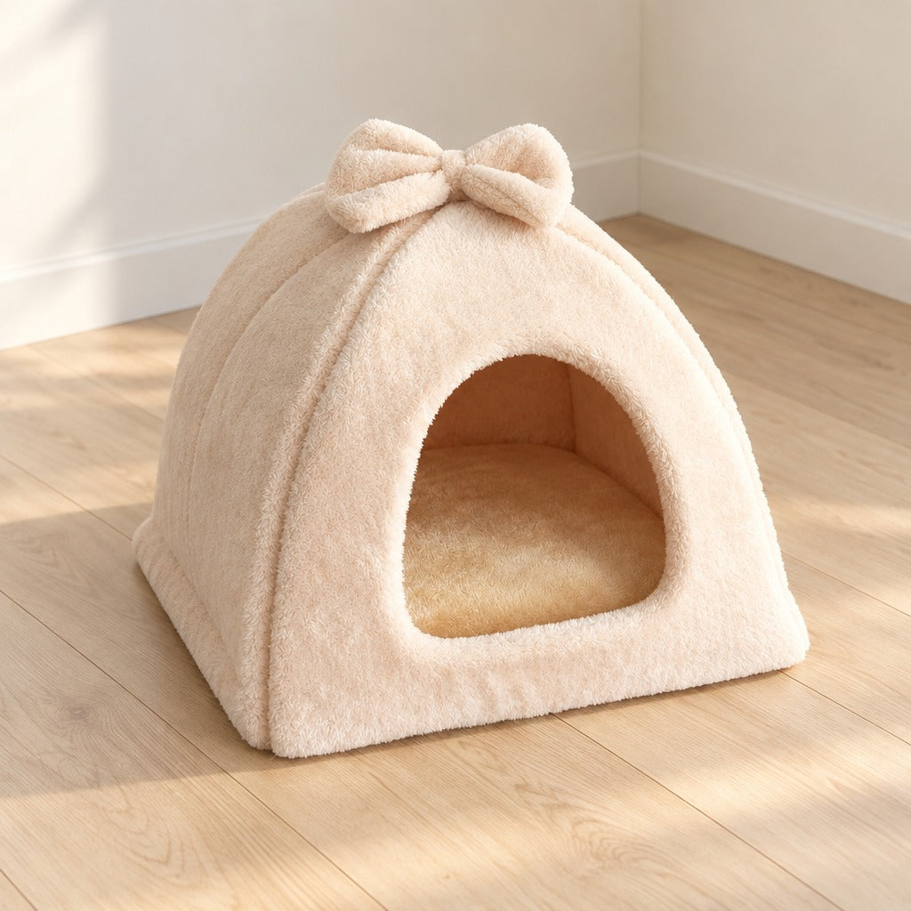 Le dôme en peluche crème vu de trois quarts dans l'angle d'une entrée, nœud au sommet et base carrée débordante.
