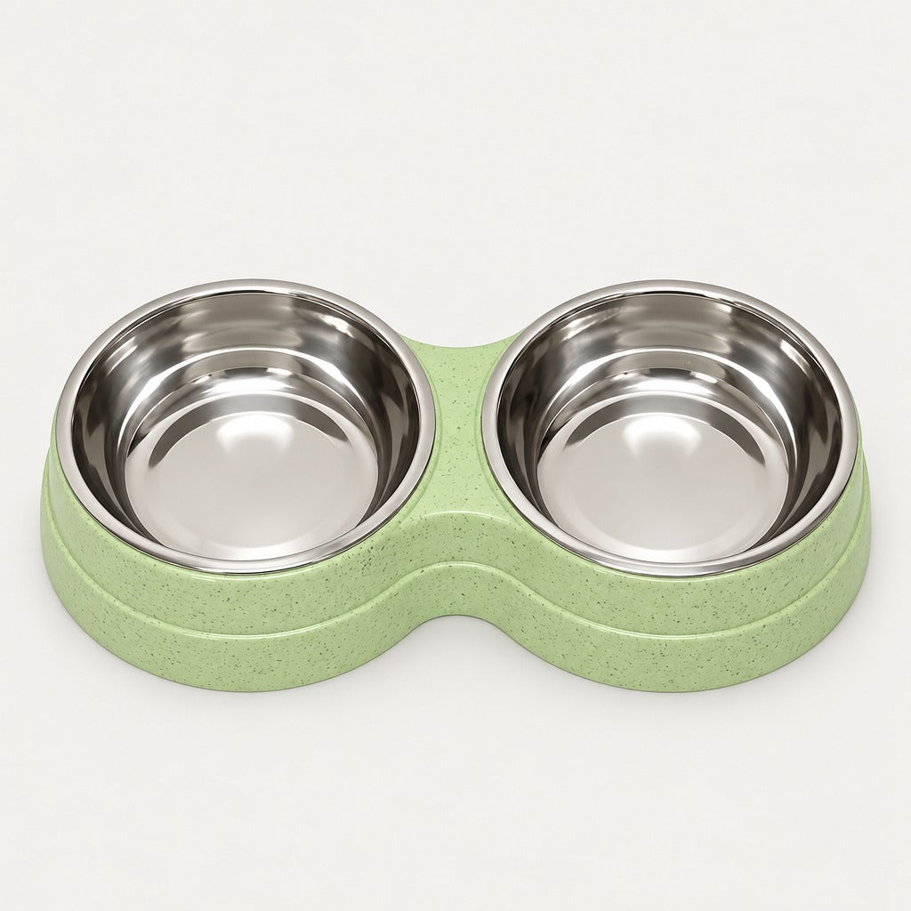 La double gamelle vert amande seule sur fond neutre, ses deux gamelles en acier en place.