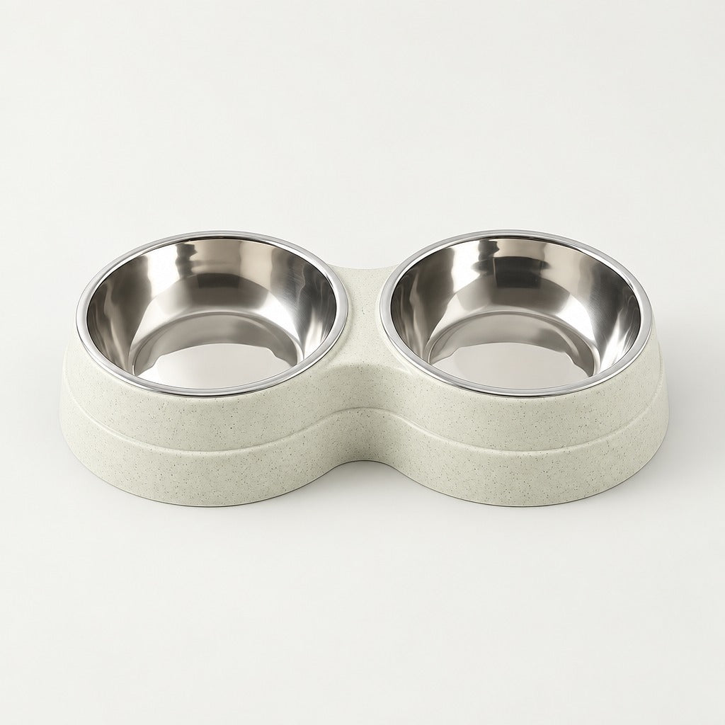 La double gamelle gris lin seule sur fond neutre, ses deux gamelles en acier en place.
