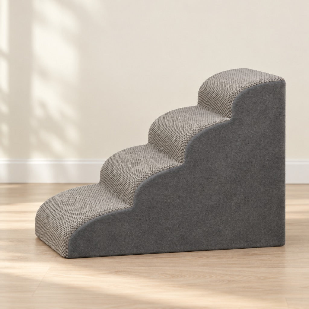 L'escalier gris clair à 4 marches vu seul de profil sur un parquet clair devant un mur crème.