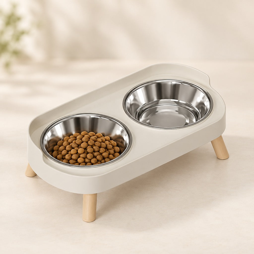 Gamelle double surélevée crème pour chat présentée seule de trois quarts sur un fond clair.