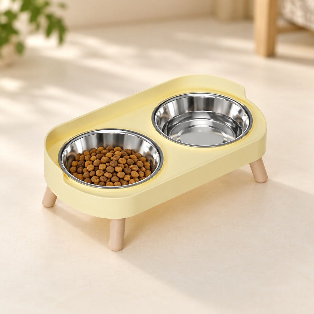 Gamelle double surélevée jaune pâle pour chat présentée seule sur un fond clair.