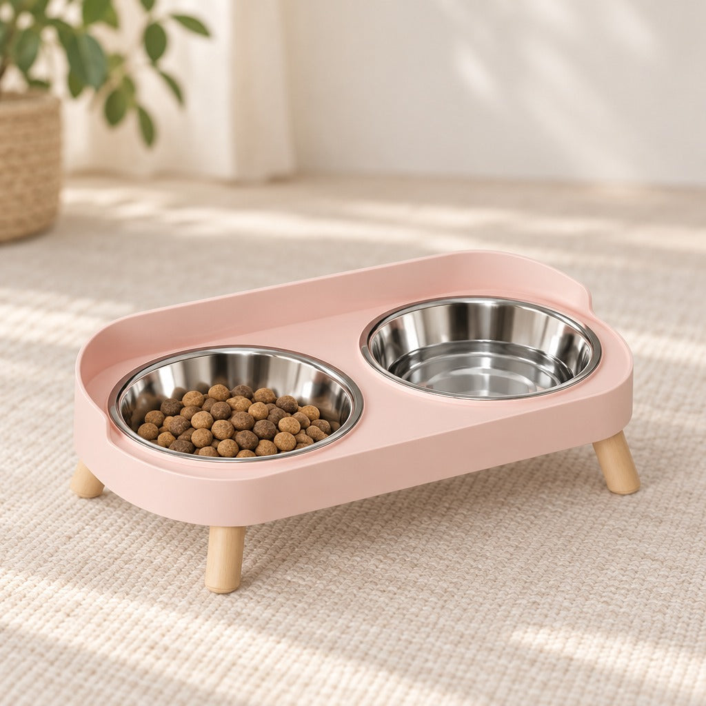 Gamelle double surélevée rose poudré pour chat présentée seule sur un tapis clair.